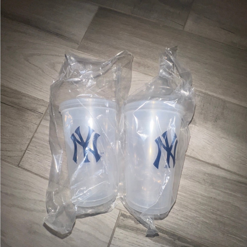 Yankees Cups, Pens, Magazines & Popsocket